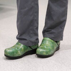 Sanita Pro Danish Clogs Womens Green Marble Size 39 - Great for Nursing or Work